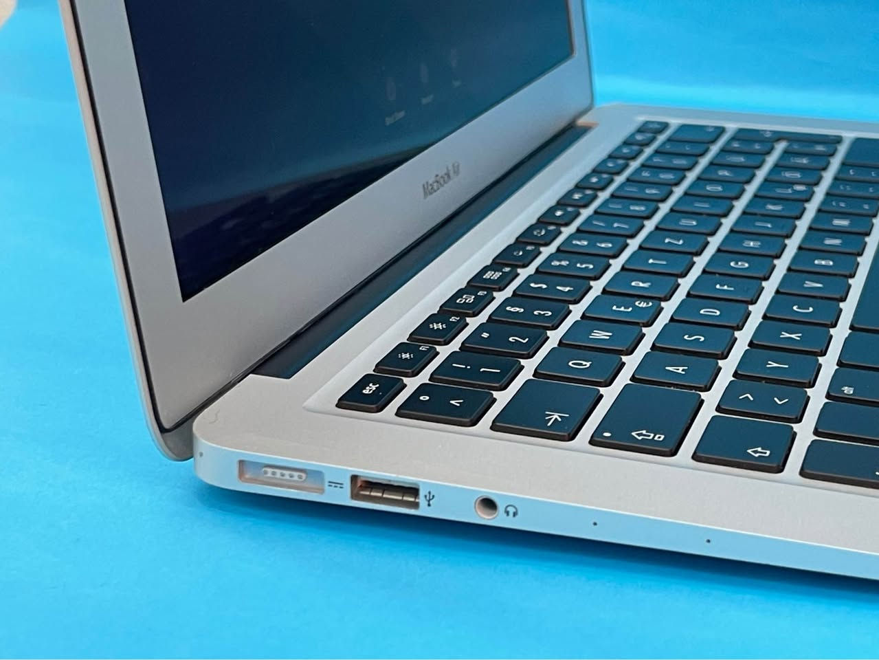 ماک بوک خاوێن بێ کێشەیە تەنها لە خوارەوەی شاشەکە وەک لە وێنەکە دیارە بەربۆتەوە شوێنەکەی دیارە بۆ کار و باری رۆژانە زۆر باشە و بێ کێشەیە 

MacBook Air 13-inch Early 2015

Processor 

1.6 GHz Dual-Core Intel i5

Memory 

8 GB 1600 MHz DDR3

Storage 

Macintosh HD 128 GB 

Graphics 

Intel HD  Graphics 6000 1536 MB

Time Cycle 

Count 460

ژمارە مۆبایل

0750 423 7688 أربيل, العراق
