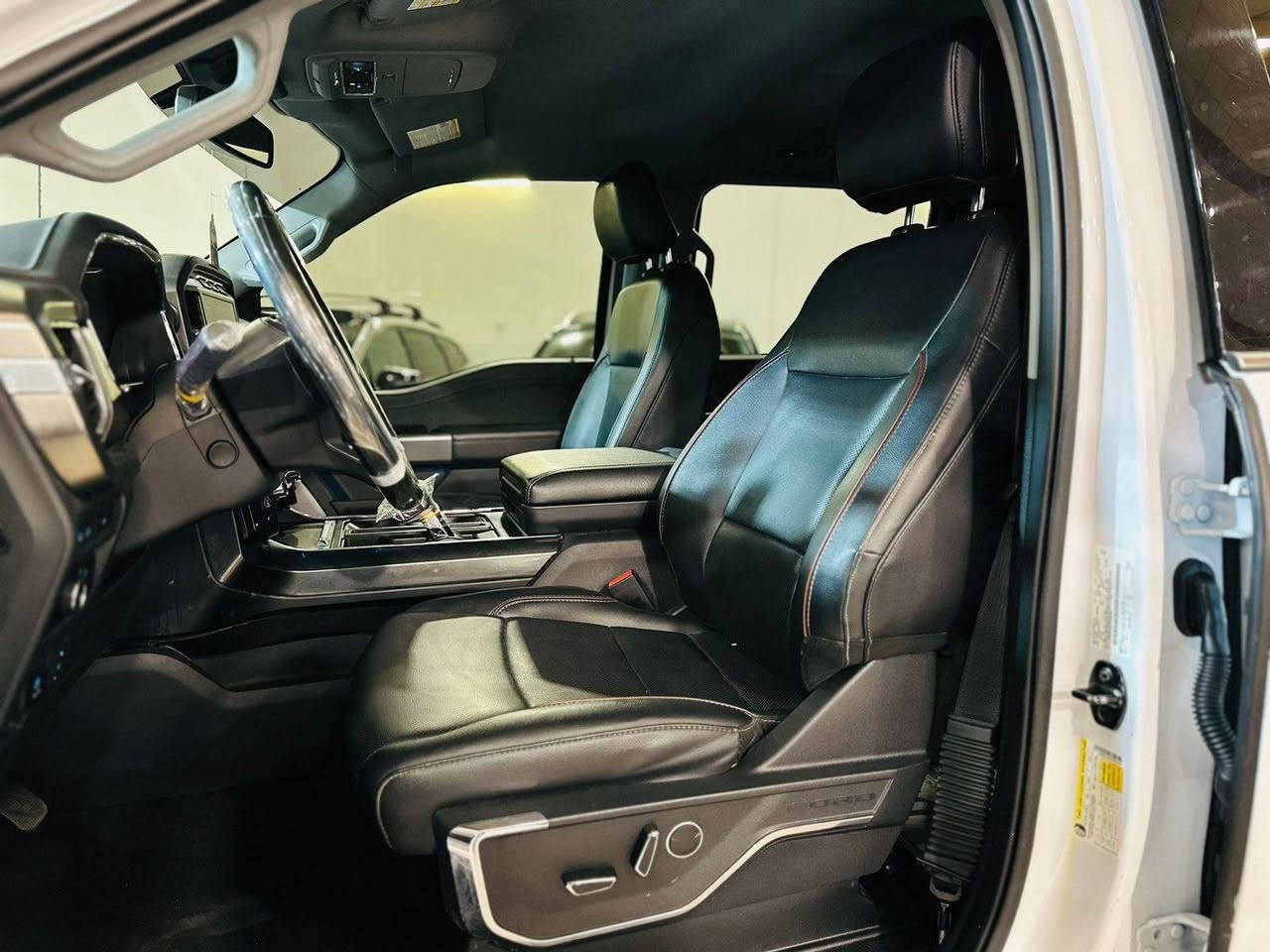 F150 
Lariat
فول مواسەفات بەس پانوراما نیە 
بۆدی کورت گیر لە عاردی هەشت پستن 
چاملغ دەرگا بیلادی گۆراوە دەرگای پشت سایەق سبوغە 
واتا یەک دەرگای سبوغە 
پیش و پشت کەپسە 
دوو جیگای کارتە 
نرخی ٢٨٨ وەرەقە و مەجال 
***********
وەتس ئەپ أربيل, العراق
