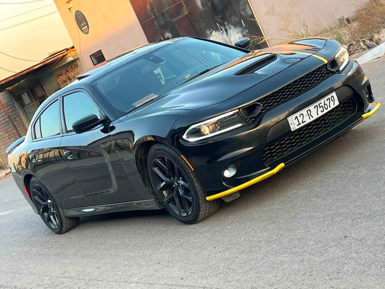 جارجر موديل 2023 Rt
امريكي بيها جاملغ وبوند صبغ وشاصي اليسار 
وقبغ صندوق مبدل نفس اللون 
موصفات 
فول فتحه سقف 
ويل كروم 
تشغيل عن بعد 
وبيها جثير موصفات معروفه 
ماشية ٣٨ ميل
السياره راجعه شركه شرط مصروف عليها حيل 
طخم داير جديد 
رقم نينوى موقعها نينوى
سعرها ١٨٦ وبيها مجال 
الشراي يتصل
***********
