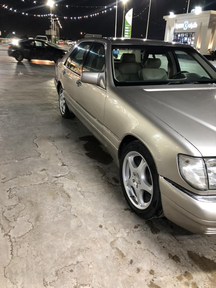 السلام عليكم
مارسدس S500 
شبح 8 سلندر 
لون ذهبي 
محرك وكير نظيفات 
السياره مصبوغه عام 
موديل 1992 

سلايد روف. غير شغال
تخم ويل كب جديد 
تايرات زوج جديد. 
وزوج نص عمر
السياره بسمي      رقم انبار دولي 
تحويل مباشر
للبيع فقط بدون مراوس   
السياره بيها بعض النواقص 
سعرها. 74 ورقه  
0783 866 7822
مكانها السياره بغداد
