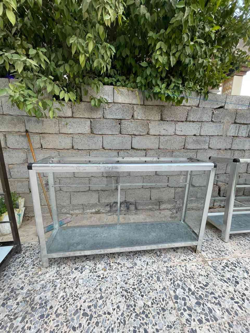 للبيع 3 باترينات عرض ألمنيوم مستعملة بحالة جيدة.

📏 المقاسات:
 • باترينة كبيرة: طول 2 متر، ارتفاع 110 سم.
 • عدد 2 باترينة: طول 150 سم، ارتفاع 80 سم.

✅ هياكل ألمنيوم قوية ونظيفة.
✅ مناسبة للمحلات، الموبايلات، الإكسسوارات، الحلويات والمواد الغذائية.
✅ الرفوف موجودة، وبعضها مفكوك ومحفوظ وسيتم تسليمه مع الباترينات.

ℹ️ بعض أجزاء الزجاج موجودة وبعضها يحتاج تركيب حسب الصور.

💰 السعر: 250 ألف دينار قابل للتفاوض بالمعقول.

📍 الموقع: الطارمية - مقابل منشأة نصر.

للاستفسار والمشاهدة مراسلة خاص


**إذا كنت صاحب هذا الإعلان وتريد حذفه لأي سبب، رجاءا أرسل رسالة إلى الدعم الفني**