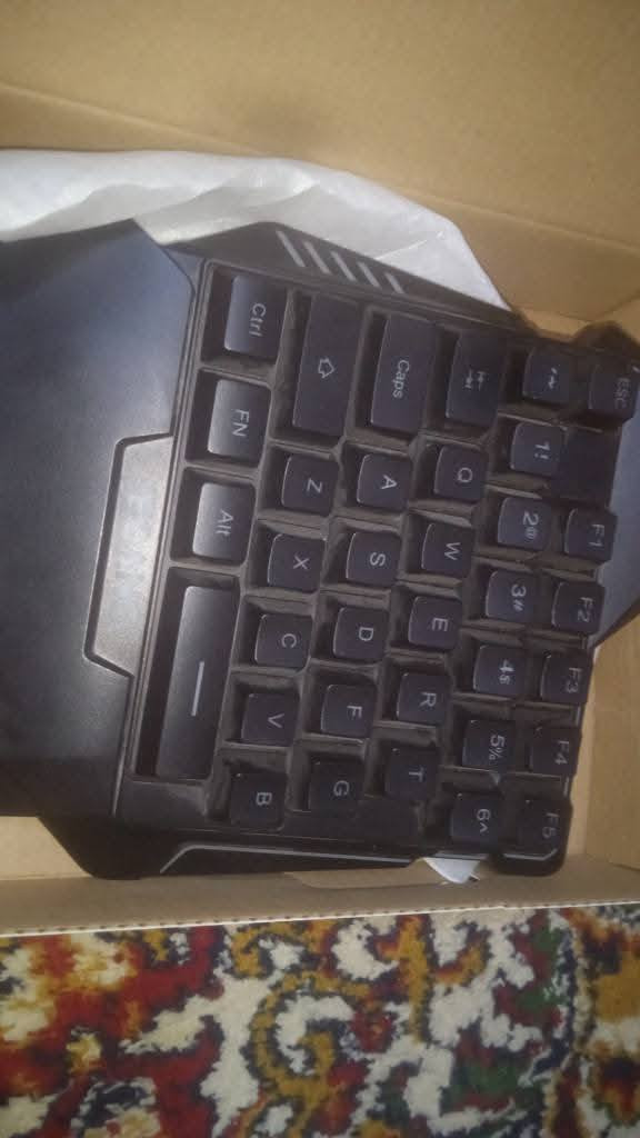 يا الله 
سلام عليكم مجموعة غراض 
1- كيبورد و ماوس سنكل مال كيمنك عل موبايل ول لابتوب يصير ول pc
2-قطعة بيها 4 منافذ USB تكدر تربط بيها كيبورد و ماوس عل موبايل ول ايباد
3- OTG قطعة الي توصل منافذ USB للموبايل منفذ كلكسي
4- كيبل بي كلكسي و تليبسي نفس شغل OTG
5- ماوس
السعر 30 بي مجال توصيل ماكو مكاني نجف  ما متواجد  خاص راسل واتساب فقط *********** فقط مراسل
