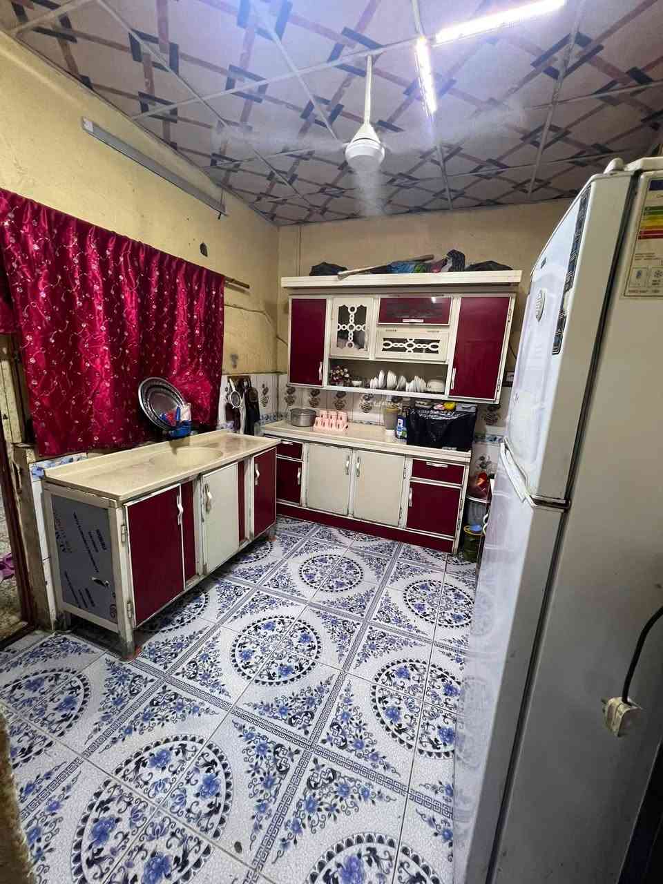 دار سكن للبيع
يحتوي على 2 غرف منام + هول+ مجمع صحيات داخليه + ديوان خارجي + صحيات خارجيه + كراج صغير + ترك ومنور +مطبخ
مساحه المنزل 140 متر 
نوع العقار بلديه 
علماً المنزل بالكامل سيراميك وسقف ثانوي 
نوع السقف كونكريت مسلح 
المنزل ركن على شارعين 
قريب جدا من الشارع العام 
يتوفر ثلاث خطوط ماء مستمر بشكل يومي دون انقطاع
يتوفر خطين كهرباء وطنيه 
يتوفر كهرباء أمبيرات 
المنطقه تحتوي على جميع الخدمات ماء وكهرباء ومستوصف صحي ومدارس ابتدائيه 
الجيران ذهب صافي 
العنوان البصره الزبير قرب السيطره البحريه دور الدواجن 
علماً المنطقه اصوليه بيوت موضفين طابو والمنزل محاذي للبيوت الطابو 
السعر المطلوب 42 وبي مجال ان شاء الله علماً ماشين بمعامله التطويب 
للاستفسار التواصل خاص او على الرقم التالي /
*********** ابو محمد
