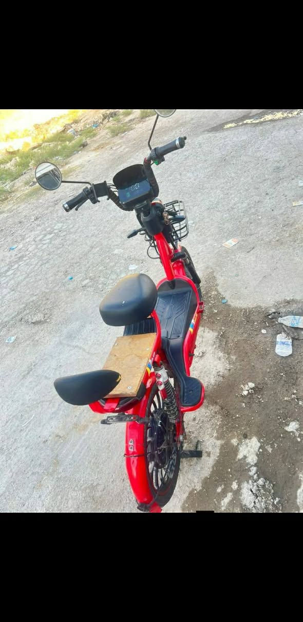 السلام عليكم دراجة شحن للبيع (بطاريات هابطة )السعر ١٢٥ الف قفل عنواني بغداد الدورة *********** مستعجل على البيع
