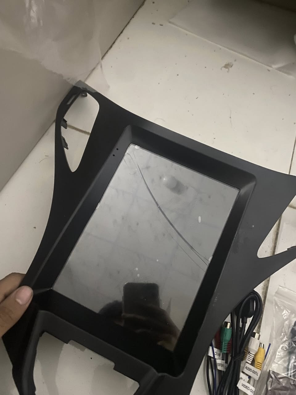 الذاكرة العشوائية (RAM): 4 جيجابايت (لضمان سرعة الاستجابة وعدم التعليق).
مساحة التخزين الداخلي: 256 جيجابايت (مساحة ضخمة لتخزين الخرائط، الأغاني، ومقاطع الفيديو).
حجم الشاشة: 9.7 إنش، تعمل باللمس وبدقة عالية.
المميزات:
تدعم نظام الأندرويد بالكامل (تحميل تطبيقات من متجر Google Play).
تدعم نظام الملاحة (GPS) وخرائط جوجل.
إمكانية تشغيل البلوتوث للمكالمات والموسيقى.
مزودة بمبدد حراري خلفي قوي للحفاظ على أداء الشاشة في الأجواء الحارة.
تدعم كاميرا الرؤية الخلفية والتحكم من أزرار المقود (الدركسون).
الحالة:جديده من بضاعه امزون فقط بيها فطر بسيط بل شاشه السعر ٢٢٥ الف للتواصل خاص


**إذا كنت صاحب هذا الإعلان وتريد حذفه لأي سبب، رجاءا أرسل رسالة إلى الدعم الفني**