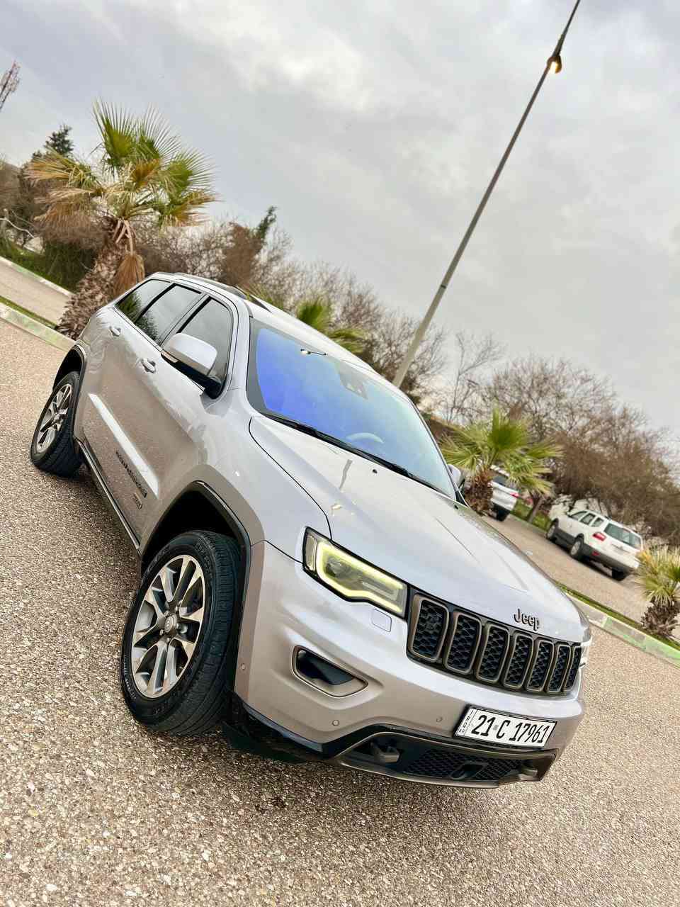 جيب كراند شيروكي اصدار خاص V6 3600
سعر مناسب
اعلى مواصفات بالجيب
كفالة عامة 
موديل ٢٠١٦    4*4  بجم كولد ذهبي بلادي
دبل صالنصة + دبل هوك امامي
مواصفات ١/١
جكات تصعد وتنزل
3 رادارات ( امامية جوه الرقم + جانبية + خلفية )
حساسات امامية خلفية جانبية
CD جنجر بمكان تجوه
بانوراما
شفتات استرين
مانع تصدام + قيادة ذاتية + نظام تتبع + توقف ذاتي - اوتو تشغيل +تحديد مسار
دواخل ٣ الوان ( عسلي+ دشبول اسود مع ذهبي ) دشبول تطريز خياط
كشنات تبريد + تدفئه 
كشنات خلفية تدفئه
كشنات خزن ميموري
استيرن تدفئه + متحرك كهربائي
مودات قيادة +نظام سبورت
مراية متحرك ويه R + شفط
زينون متحرك 
صندوق شفط + دمام بالصندوق
جام امامي حساس يشتغل اوتو ويه المطر
نظام صوتي بوز
تخم تاير جديد
كير محرك بشرط
سنوية رقم هزه جديده سليمانية باسمي
مكانه كركوك 
سعر ٢٢٧ بيها مجال بسيط
***********
