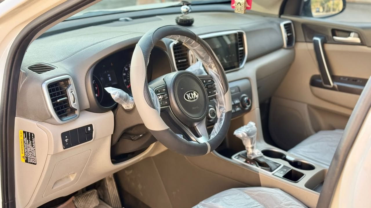 للبيع كيا سبورتج موديل 2017 لون ابيض حادث السياره بنيد بدون دواخل ولباقي لا صبغ  ولا شخوط ولا تكحيل ولا تبديل بشرط السونار شواصي ولغود مكفولات كير ومحرك 2400 رقم شمالي الدولي الجديد ب اسمي تريد تحويل وكاله ثاني يوم هزه وفحص جديده سنويه جديده  يعني سياره ما عوزها مصرف ربع دينار جاهزه تخم تايرات جديد صدر جديد سياره مال بيت ع ايدي وما بيها نقص جاهزه داخل لونين بيجي ورصاصي شاشه كبيره وكامره فول تحكم ستيرن كشنات تتفئه فورويل سبايدرات بلاديه جهتين كروز مثبت السرعه مانع الانزلاق قطعتين تبريد مركزي منفصل نضام صعود ونزول منحدرات مود درايف ثلاثه انضمه قياده سبورت وسمارت وايكو اقتصاد البانزين وبعد بيها مواصفات اكثر / مكان السيارة بغداد-الرصافه  للاستفسار الاتصال على الرقم *********** وبيه واتساب#السعر_148 وبيها مجال  بسيط
