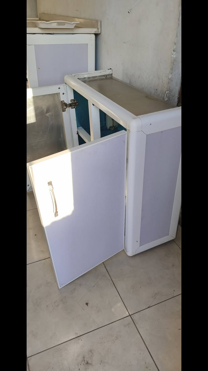 السلام عليكم من رخصت مدير الكروب عندي كاونتر ثلاث قطع مرمر القياس العرض ١٧٥ ارتفاع ٩٠ اخو الجديد كل عيب مابيه بعده ب النايلون السعر ٢٥٠ وبيه مجال العنوان بغداد رقم الموبايل ***********
