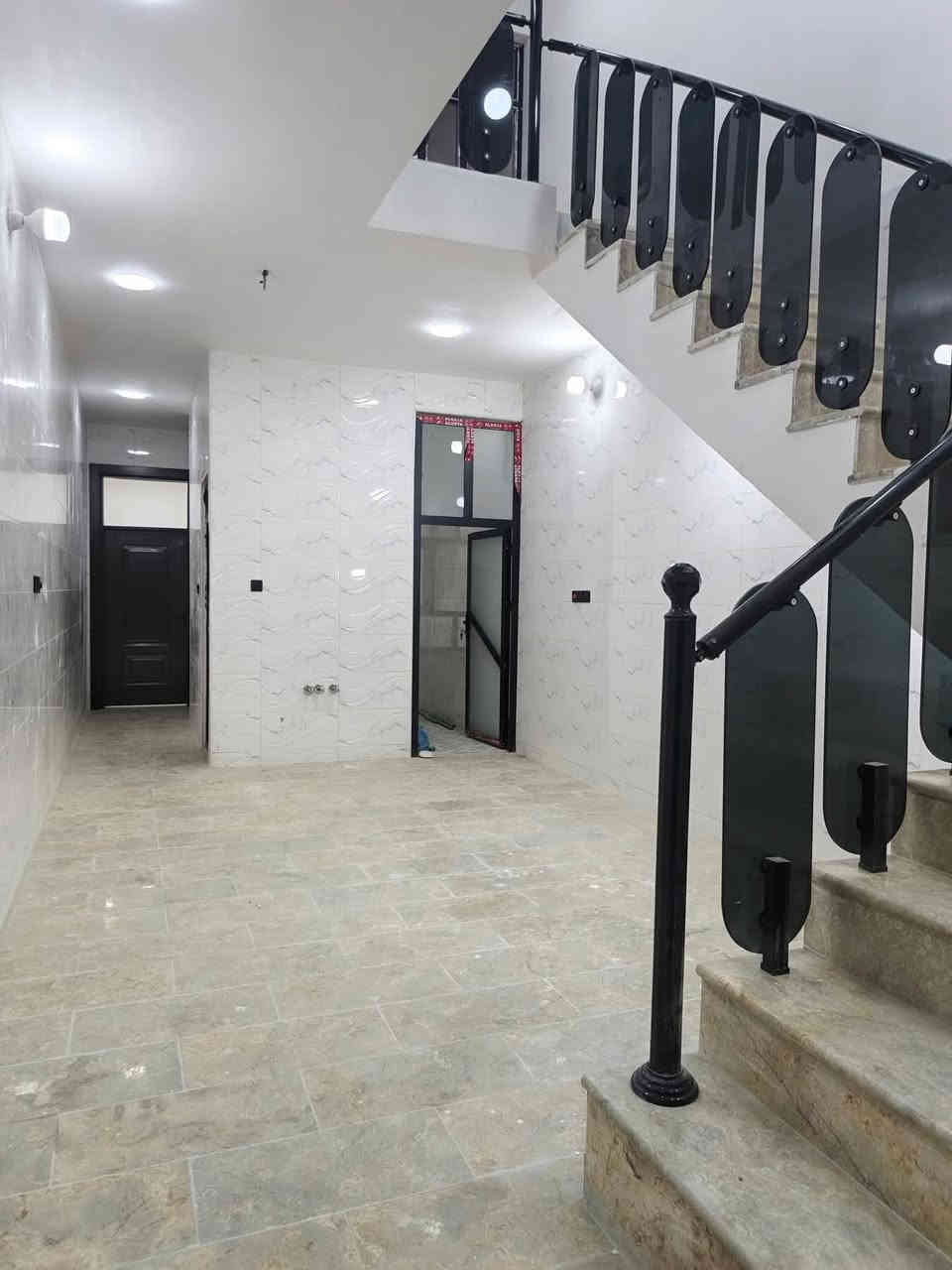 مشتمل100م #للبيع واجهه 4 "(مدخلين) بناء حديث ￼2025 "‏ شارع عريض ورصيف عريض‏ منطقه هادئه وراقيه 
يحتوي على ؛$كراج ‏￼ واستقبال وحولي مطبخ حار ‏وبارد ومنور و4 غرف نوم و خدمات  طابقين
طابو ملك صرف 
 الموقع: مشتمل-‏ ‏الشعب ￼شارع عدن ‏مقابيل مطعم حجي عادل   
(#مكتب_السوداني_للوساطة_العقارية)
عنوان المكتب بغداد-الشعب - حي التجار- مجاور اعدادية بلقيس للبنات‏- @‌‏ ***********￼ متواجد ماسنجر واتساب
