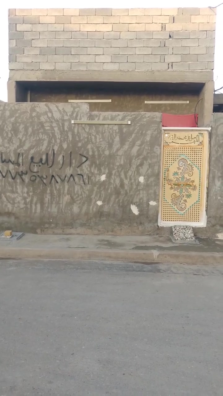 السلام عليكم بيت للبيع مساحه 100 متر منطقه سوق للاستفسار على رقم الهاتف ***********
