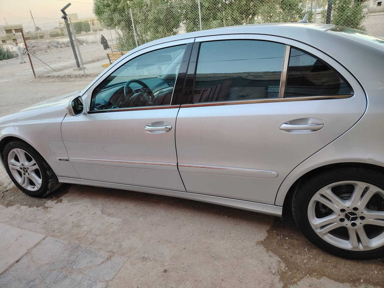 السلام عليكم
‏Mercedes - Benz E 200

(موديل 2008) لون سلفر

اڤنكارد 

وارد يابان 

مكينة 4 سلندر سنكل تيربو 

تو ويل 

المواصفات : 

داخل جلد ومخمل اسود 

رادار امامي خلفي 

لايت زنون 

سلايد روف

سستم صوت كلش حلو وواضح بيها 

كراسي امامي تحكم كهرباء 

تدفئة كشنات 

قطعتين تبريد 

تبريد الامامي منفصل 

فول تحكم ستيرن 

شاشة اعطال 

وبعد بيها هواية مواصفات معروفه

ماشية ٢٥٨ الف كيلو 

سياره بلادية ومابيها اي نقص 

تخم تاير وباتري جديد ومنظومة تبريد كلها جديدة  عبوتين فيت بمب

سستم كامرات شاشه

رقم شمالي بأسمي
*********** 

السعر ١٢٥
