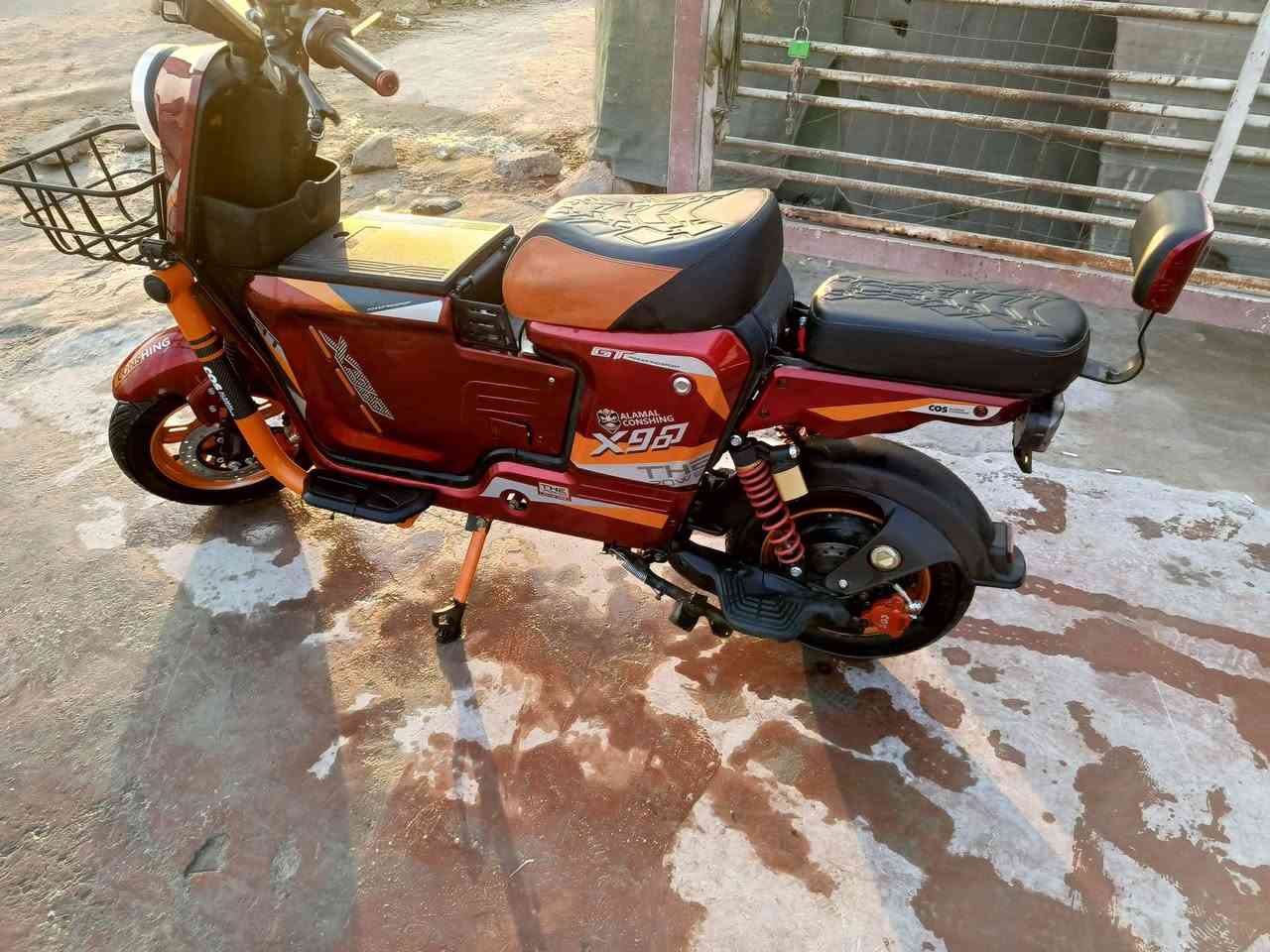 السلام عليكم ،،
عندي دراجة شحن للبيع ،،
اسم الدراجه إكس 900،،
بيها بك R فول مواصفات ،،
مابيها نقص عدا البطاريات 5 ،،
وعطلانات 4 باقيه وحدة ،،
السعر الدراجه النقد 700 وبيها مجال لان ،،
محتاج ،،
المكان بغداد فلكت حي النصر ،، 
***********
