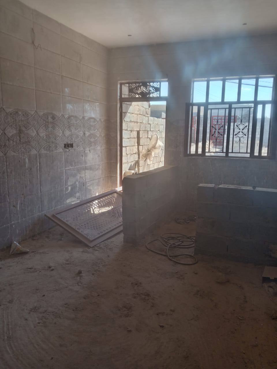 بيت مساحة 160 متر بالمختار قرب جامع الخناجرة #للبيع 
غرفة نوم وصالة استقبال مطبخ  كراج حمام تواليت بيت جاهز مجاري وكهربائيات والارضية جاهزه بس يحتاج سيراميك سعر 45 وبي مجال

للتواصل *********** واتساب
