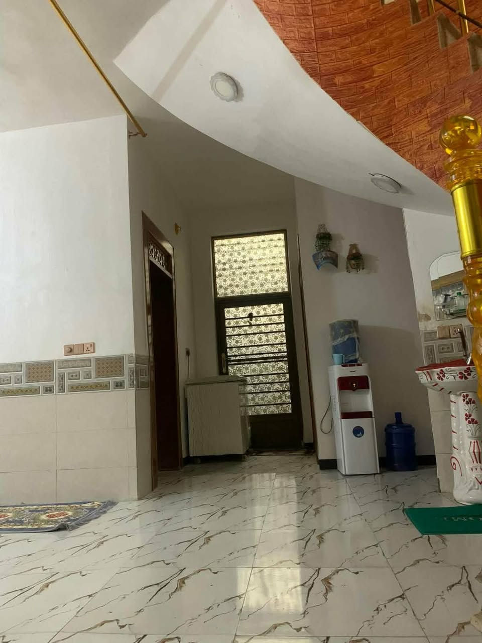 السلم عليكم بيت للبيع
كربلاء القدس مقابل محطة السلطاني داخل الفرع  واكو طريق دخول ثاني من الحزام 
البيت 200 متر 
الطابق الارضي غرفتين اله استقبال مطبخ صحيات داخلية وخارجية 
الطابق الثاني شقة معزولة بدرج خارجي وداخلي غرفتين صالة حمامات ومطبخ مشاحته 100 متر 
السعر 240
مطلوب للبلدية 28 مليون ينفك وينباع حر من قبل صاحب البيت 
***********
