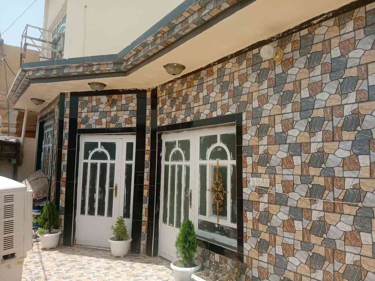 🏡 فرصة بيت للبيع | الطهمازية عمود 101 🏡
📐 المساحة:
133م بالسند الرسمي  
150م واقع حال على الأرض  
طابو صرف | سند 25
تحويل مباشر 
ضريبه مدفوعه
الواجهه عشره ونص 

🏠 البناء:
بيت طابقين مرتب  
الطابق الأول: غرفة نوم + صالة + مطبخ + صحيات عدد 2داخليه وخارجيه 
الطابق الثاني: غرفة كبيرة + مخزن صغير يرهم يصير غرفة أطفال

📍 الموقع:
يبعد 200 متر فقط عن الشارع العام، منطقة هادئة ومناسبة للعوائل

📌 ملاحظة: البيت نضيف ومساحته حلوة وسعره مناسب جداً
***********واتساب أو اتصال
