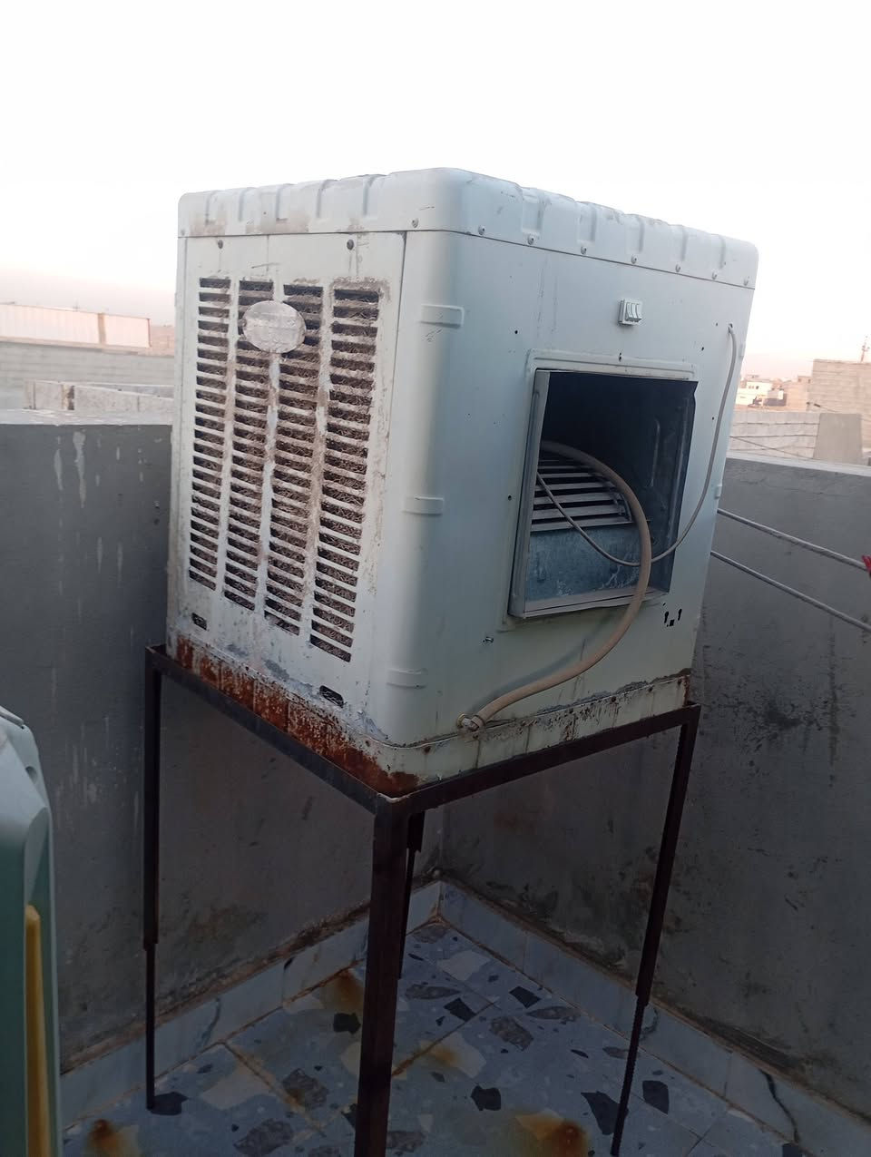 مبردة مع ميز مالتها سرعتين شغالة مابيها عيب بس نقص واتربم السعر 65 ***********
