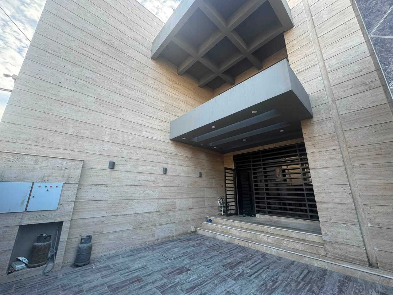 🏠 فرصة استثنائية: بيت أحلامك الحلة (حي شبر-خلف الكوخ شارع ٤٠)
بناء 2023 | شغل درجة ممتازة | جاهز للسكن
 المساحة: 325 متر (البناء 300 متر).
 المواصفات: واجهة مرمر، أرضيات مرمر، زجاج دبل عازل، طابقين، 3 غرف ماستر، و 4 حمامات.
حديقة داخلية 
 الإضافات: 11 سبلت (هدية)، مطابخ عدد 2، وتأثيث كامل.
 الموقع: بابل، حي شبر خلف مجمع الخوخ، شارع الأربعين.
البيت "فول كوالتي" ومتعوب عليه، ما يحتاج منك أي فلس إضافي.. جاهز!
للتفاصيل والمعاينة، الاتصال بالرقم
. 📞 ***********
