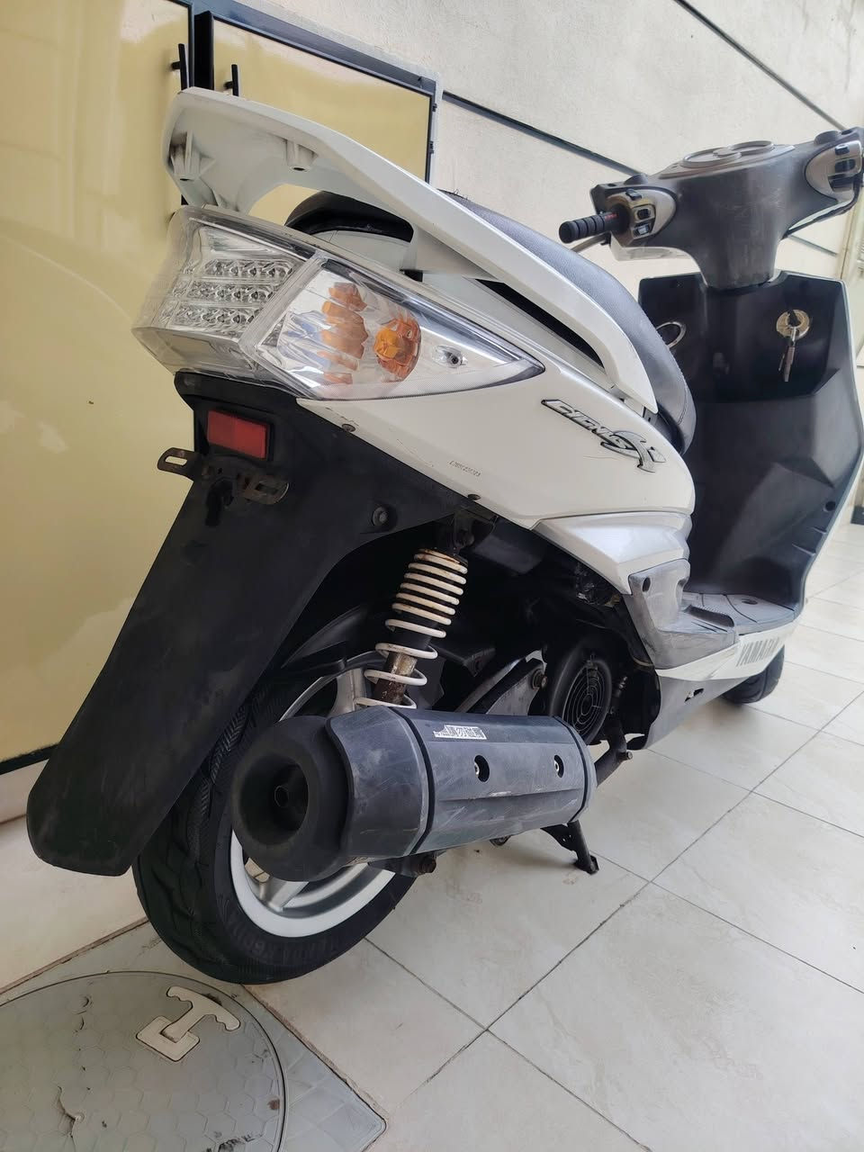 السلام عليكم
اخي ما تشتري لا تواعد ما تجي.
دراجة رنبة. مو مال شارع.،؟؟؟ 
سكنس فحل. نوزل
مديل 2009
ابيض صدفي
بكلايت وشاير كرستال
مكاني. بغداد.
 شراي
 يتصل ***********
