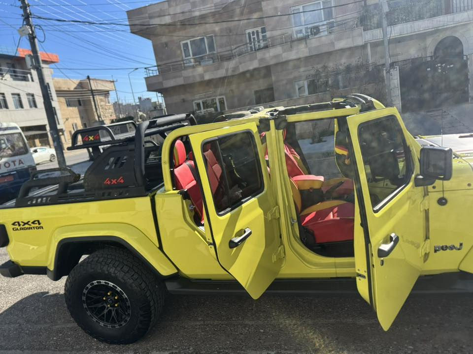 السلام عليكم اخوان
من رخصة أعضاء الكروب المحترمين 
جيب كلاديتر ٢٠٢٣ 
لون مميز فسفوري
سياره حلوه وجديده جاهزه من كلشي 
محرك ٦ سلندر فور ويل أربع جامات كهربائي 
بصمه تشغيل عن بعد قطعتين تبريد 
اوتو سطوب مانع انزلاق وبعد بيها هاويه موصفات
الحادث مالتها جاملغ واحد مبدل 
بدون دواخل بدون إرباك كلها بشرط
لاستفسار ***********
***********
