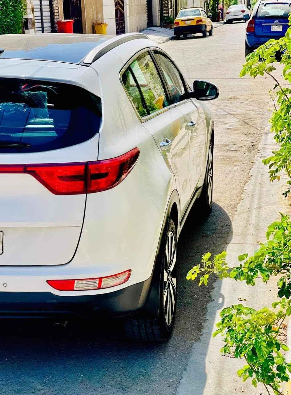 سلام عليكم كيا سبورتج بانوراما للبيع 2019 خليجي مكينة 2000  مكفوله من تبديل وصبغ بيه بارد  
ماشيه 97الف على وضع الشركه تبريد  ثلج قطعتين
موصفات بانوراما تحكم ستيرآ حساسات  مري شفط 
يعني موصفات المعروفه للسبورتج نص موصفات اعتيادية 
رقم بغداد   الجديد تحويل ثاني يوم
مكينه كير حداديه صدر مكفول تخم تاير جديد دسكات جديده مال جني مصروف على السياره دينار 
السعر 190 وبيه مجال 
لاستفسار ***********مكان سياره بغداد الشعب
