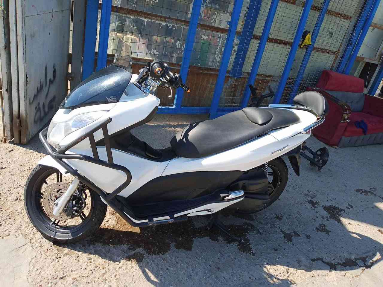 PCX. الجيل الاول ياباني gf
كفرات بلاديه نضافه 85/100 
بريك خلفي امامي 
اشاير 
عالي ناصي 
قفل جنطه 
ستاند كهرباء 
حساس حرف A 
تخم تاير جديد بارحه شديته 
عداد سرعه 
عداد بانزين 
بيه كماليات اضافيه 
درع 
جامه رياضي 
سيبايه وتجوه 
أوراقه كامله 
محرك بحاله جيده مكفول من نضوح تبخير 
دهن مبدله جديد 
دراجه حلوه وبلعافيه للياخذه 
مكانه الدوره ابو دشير 😍
السعر 1300بيه مجال 
***********
