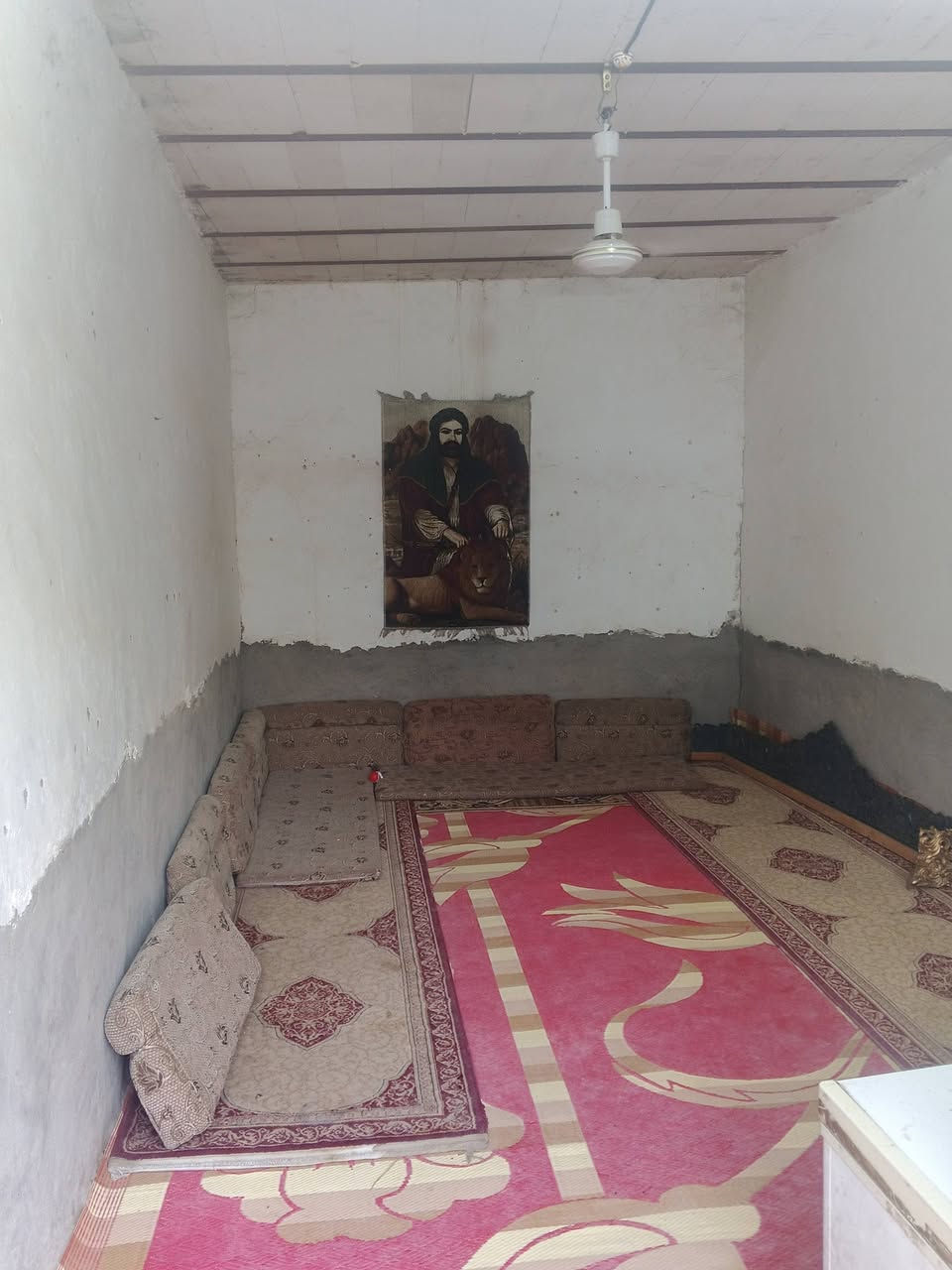 سلام عليكم بيت لبيع مساحه ١٠٠متر ماء وكهرباء وتبليط عله جهت لحريه تبعد عن جسر عباسيه ٥٠٠ متر لستفسار عله رقم ***********

