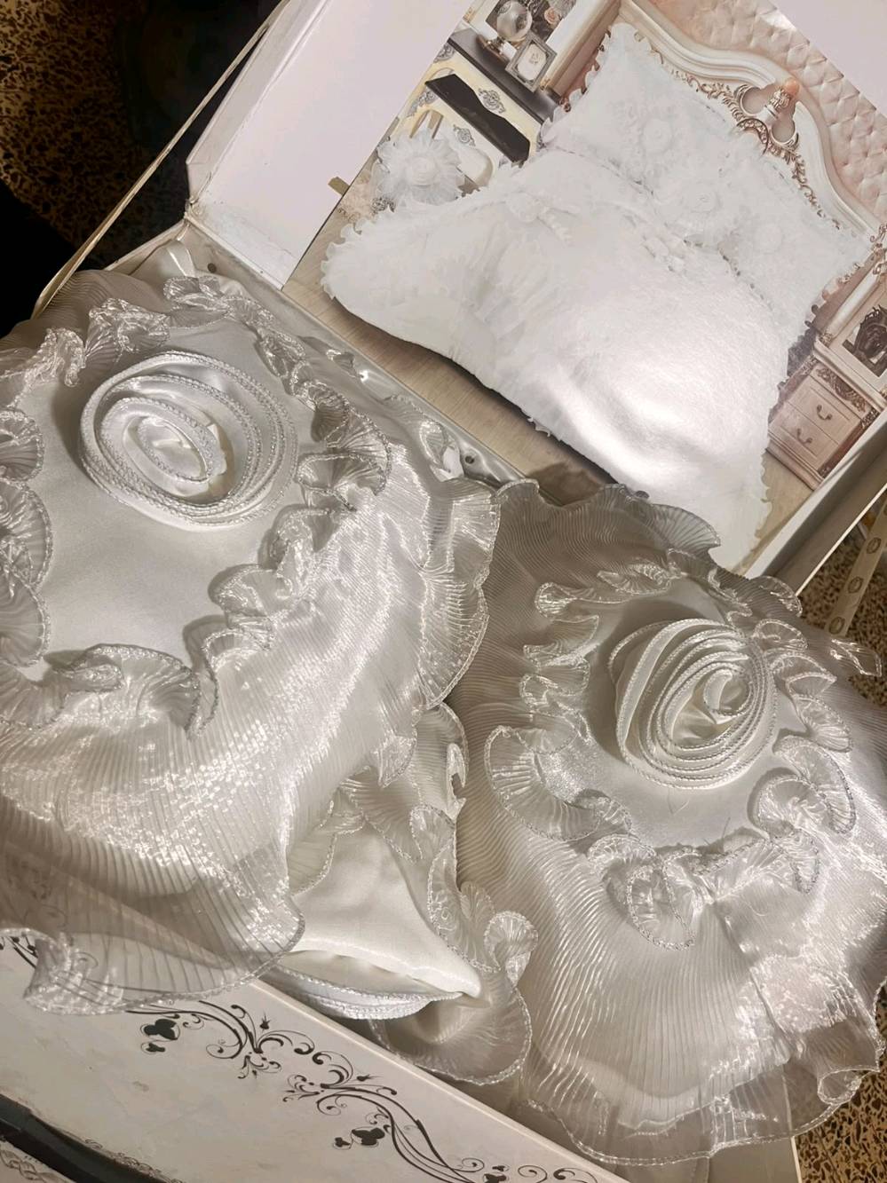 طقم لحاف عرايسي ملكي فاخر 
(جديد تماماً لم يُستخدم) ✨🤵👰
الوصف:للبيع طقم لحاف سرير عرائسي قمة في الفخامة والأناقة، باللون الأبيض الساحر وتصميم فيكتوري رومانسي ساحر مزين بكشكشة دانتيل ناعمة وورود ساتان بارزة تضفي لمسة ملكية على غرفة النوم
الحالة: جديد تماماً (زيرو) لم يُستعمل أبدا
ً، مخزن في كرتونته الأصلية.النظافة: نظيف جداً 100% ولا يوجد به أي بقع أو عيوب.
المكونات: طقم كامل متكامل بدون أي نقص (اللحاف مع أغطية الوسائد والوسائد الديكورية الفاخرة كما في الصورة).فرصة ذهبية للعرائس أو لتجديد غرفتكِ بقطع مميزة بلمسة فندقية فاخرة!
مكاني بغداد الشعب
السعر ٧٠ الف وبي مجال بسيط
توصيل داخل الشعب مجاني