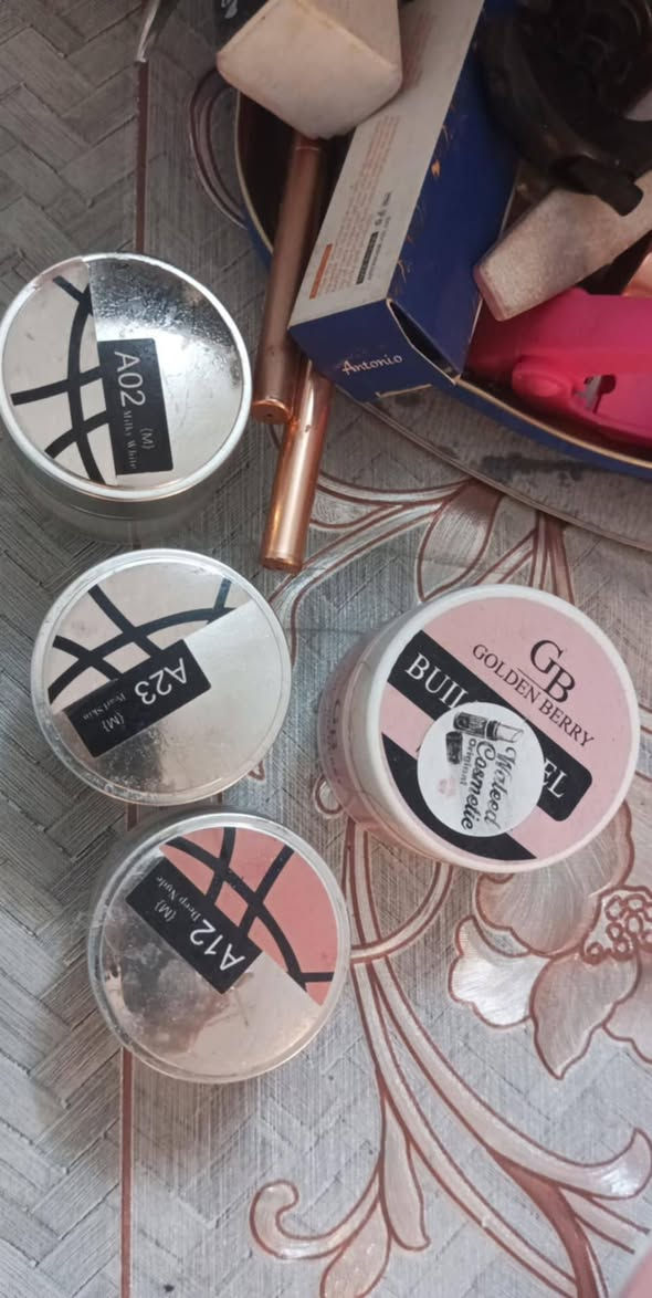 السلام عليكم اغراض اركلك كامله مع دزاينات مع ميز كامل سعر 200 بي مجال ***********.عنوان كركوك
