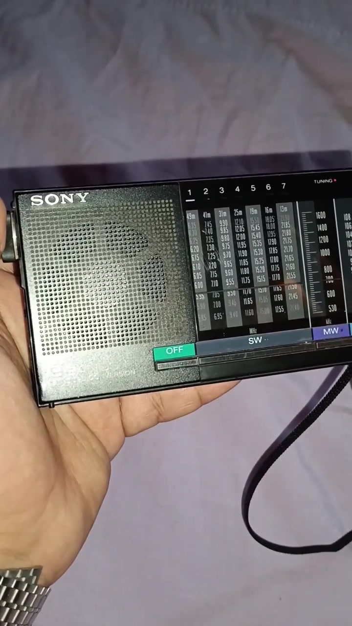 من اجمل راديوهات Sony اليابانية في عالم الراديوهات

راديو جيب  ياباني متعدد الموجات ماركة Sony
موديل Sony icf 4900

               (((( صنع في اليابان ))))

حالته ممتازه جدا روووووعة كأنه جديد زيرووووو
مثبت عليه  لوجو سوني الشهير It's Sony 

الراديو 9 بند  متعدد الموجات 
FM / AM /SW 1----7

صوته جبار و عالي جدا و إشارته ممتازة و قوية جدا جدا 
كل الموجات و الإذاعات يلتقطها بامتياز و جودة صوت روووووعة 

يعمل بكفاءة عالية جداً بحجرين قلم أو بالادابتور 

مزود ب اريال تلسكوبي رهيب فى التقاط الإشارة 
و مفتاح Hold لمنع عبث الأطفال 

        ((ملحوظة مهمة فى الجهاز )) 👇👇
بكرة الصوت معلق على أعلى مستوى صوت 
و عند محاولة تخفيض الصوت ينخفض عادي جدا لكن ب يرجع تاني لاعلى مستوى صوت لو لمست بكرة الصوت 
اعتقد محتاج تنظيف ب Spray 
 و سوف يراعي ذلك الأمر في تسعير الجهاز 

    (((ضع سعر مناسب للبند  و  حلال عليك )))

لجدية الحجز  و تأكيد الشراء يرجي التواصل على الخاص 
بصورة  البند و رقم تليفونك و السعر الذي تراه مناسباً و التسليم في وسط البلد بالقاهرة 
ملحوظة هامة :-
(متوفر شحن لكل المحافظات مقابل دفع قيمة البند مسبقا)


**إذا كنت صاحب هذا الإعلان وتريد حذفه لأي سبب، رجاءا أرسل رسالة إلى الدعم الفني**
