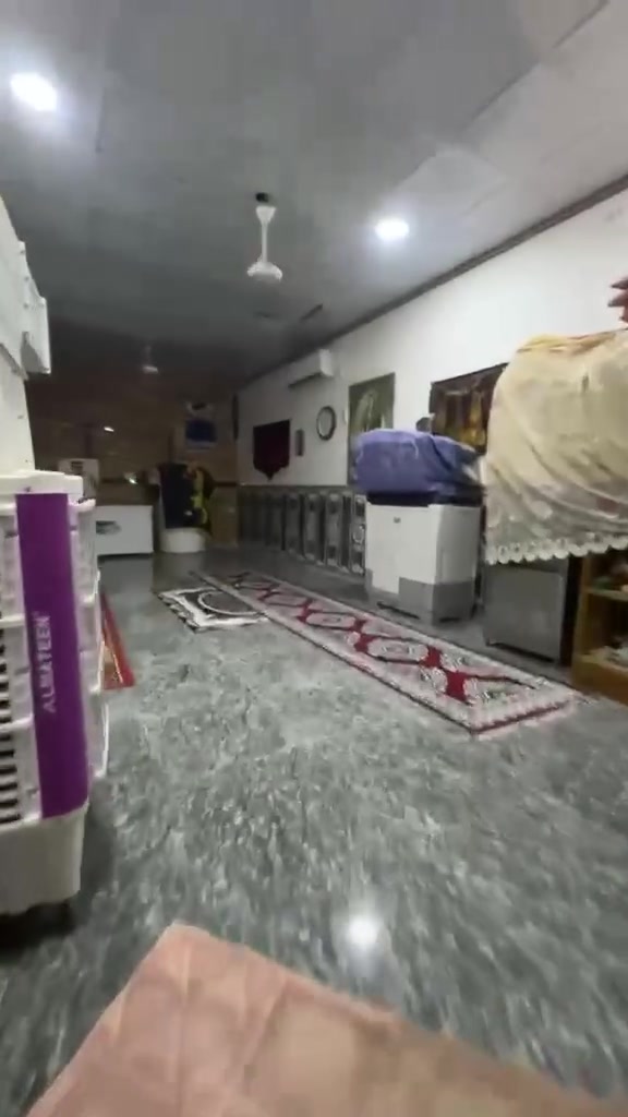 السلام عليكم ورحمه الله بيت اللبيع المساحه 100م 10×10 سند 25الييت قرب سيطرت البراهميه طريق ياحسين البيت مثل ماموضح لكم فل فديو البيت نضيف بنا حديث يصلح سكن ويصلح حسينيه الاستفسار اكثر الاتصال ع رقم ***********
