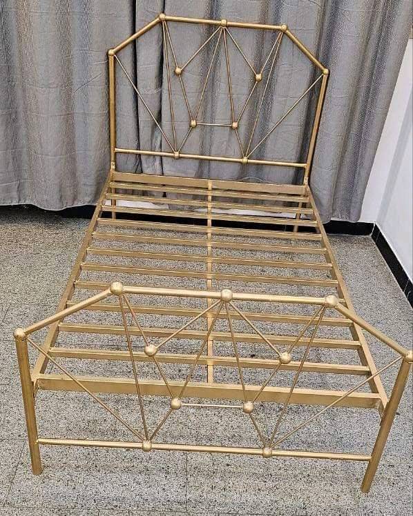 عندي سريرين حديد للبيع، لونهما أبيض وذهبي، بتصميم أنيق ومتين. مناسبان لغرف النوم الحديثة ويوفران دعم ممتاز للمرتبة.