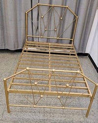 عندي سريرين حديد للبيع، لونهما أبيض وذهبي، بتصميم أنيق ومتين. مناسبان ...