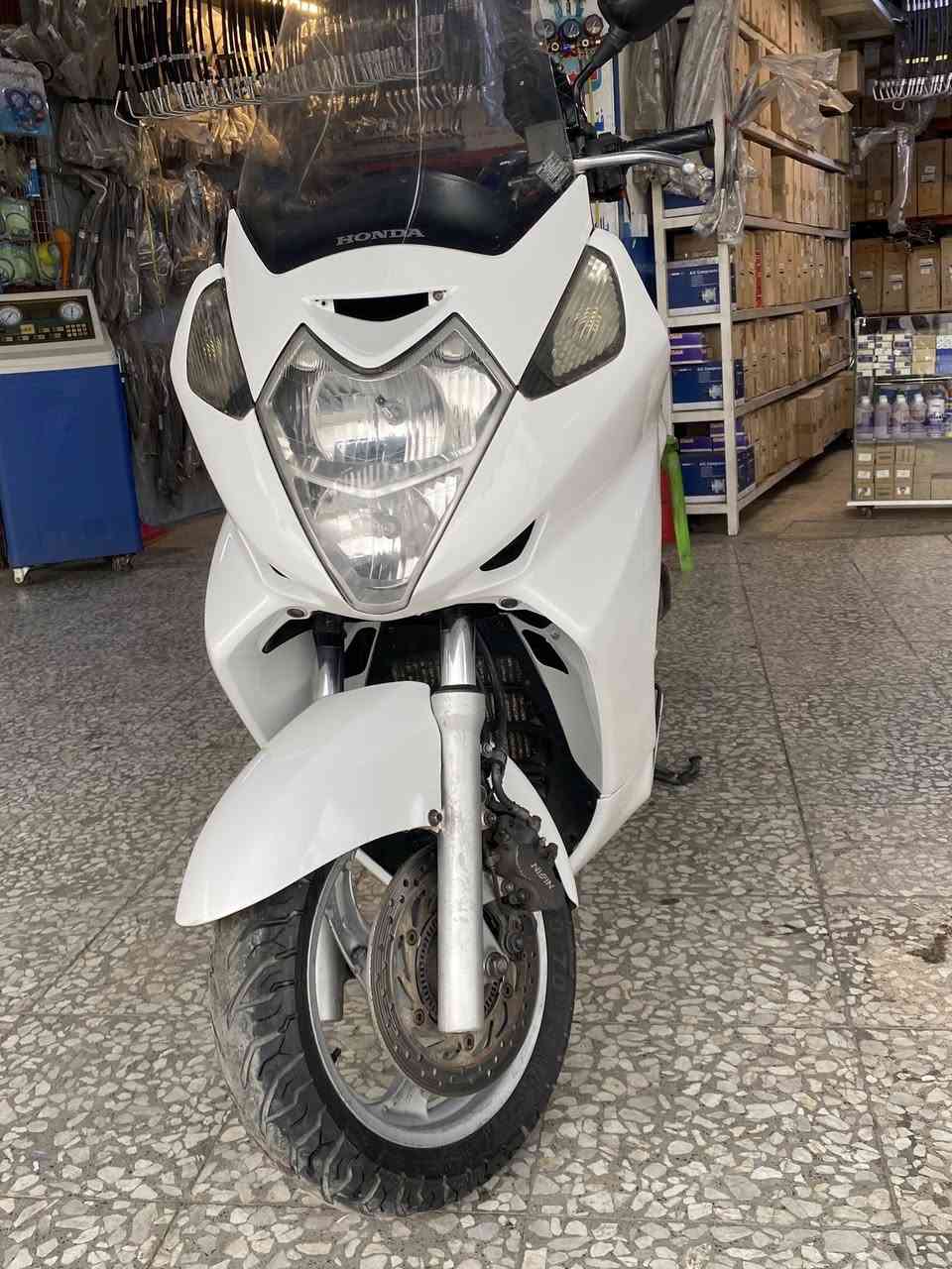 السلام عليكم 
دراجة سلفر ونج للبيع 400 cc
مكينة مكفولة كهربائياتهة كلهة شغالة مابيهة اي نقص
نضام ADS مانع انزلاق امامي وخلفي ابريك بل مكان
جكمجات الدشبول نفخ 
الدراجة اوفر مود
الدراجة عليهة 
1- منضومة زنون عالي ناصي سعرهن 75
2-صافرة انذار سعرهة 60
3-مري جانبية اصلية
4-ستاند مبايل اصلي
5-زوج تايرات ياباني اصلي قبل شهر مبدلهن نقشة وحدة
6-استاند صفح نيكل اصلي
7-اشاير لد اماميات 
مبدل دهن وفلتر امزويل قبل 10 ايام حتة ميحتاج تبدلة
بانزين كلة محسن 
اوراقها موجودة ومدفوع الكمرك مالتهة 
ونضافة الدراجة مبينة بل صور ميحتاج احجي بيهة
السعر 16$ وبيهة مجال
العنوان بغداد
رقم 0777480777


**إذا كنت صاحب هذا الإعلان وتريد حذفه لأي سبب، رجاءا أرسل رسالة إلى الدعم الفني**