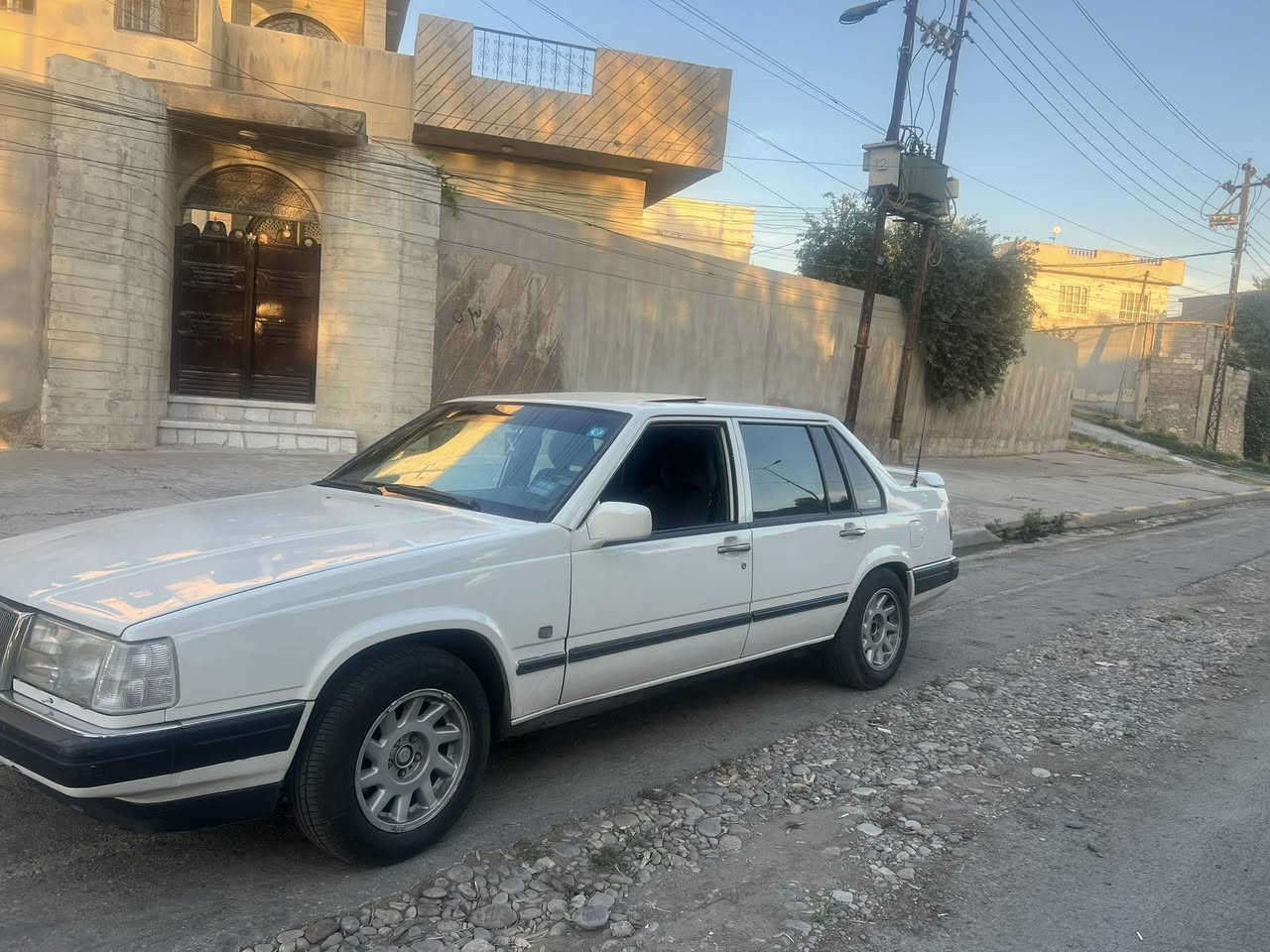 فولفو حجم 960 مديل 1991 سياره رقم وهزه جديد تبريد وتدفىه شغال طخم جديد  طخم تاير جديد وغرفه جديده تدفئه كشن  ما بيها اي نقص للاستفسار ***********
