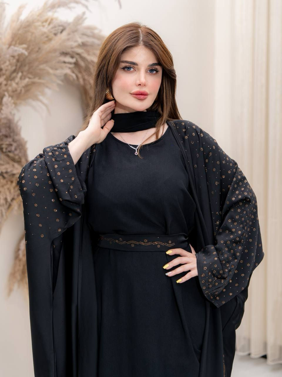 عباية امارتية 🥰
‏🪄الشغل ستراس حراري الأصلي 
✨الأقماش حرير أماراتي❤️
🎗️مڪون من4️⃣ قطع  
⤶عبايـة حرير أماراتي الأصلي💯
⤶فستان داخلي زوم الأصلي💯
⤶شال
⤶احزام

🎗️قياساتها:- تلبس من وزن 50 الى وزن 120  
🎨🎨 الألوان :- 
←أسود فضي
←أسود ذهبي
←أسود سادة
←نيلي
←زيتوني
←وردي
 

💸 السعر الحالي 50الف


**إذا كنت صاحب هذا الإعلان وتريد حذفه لأي سبب، رجاءا أرسل رسالة إلى الدعم الفني**