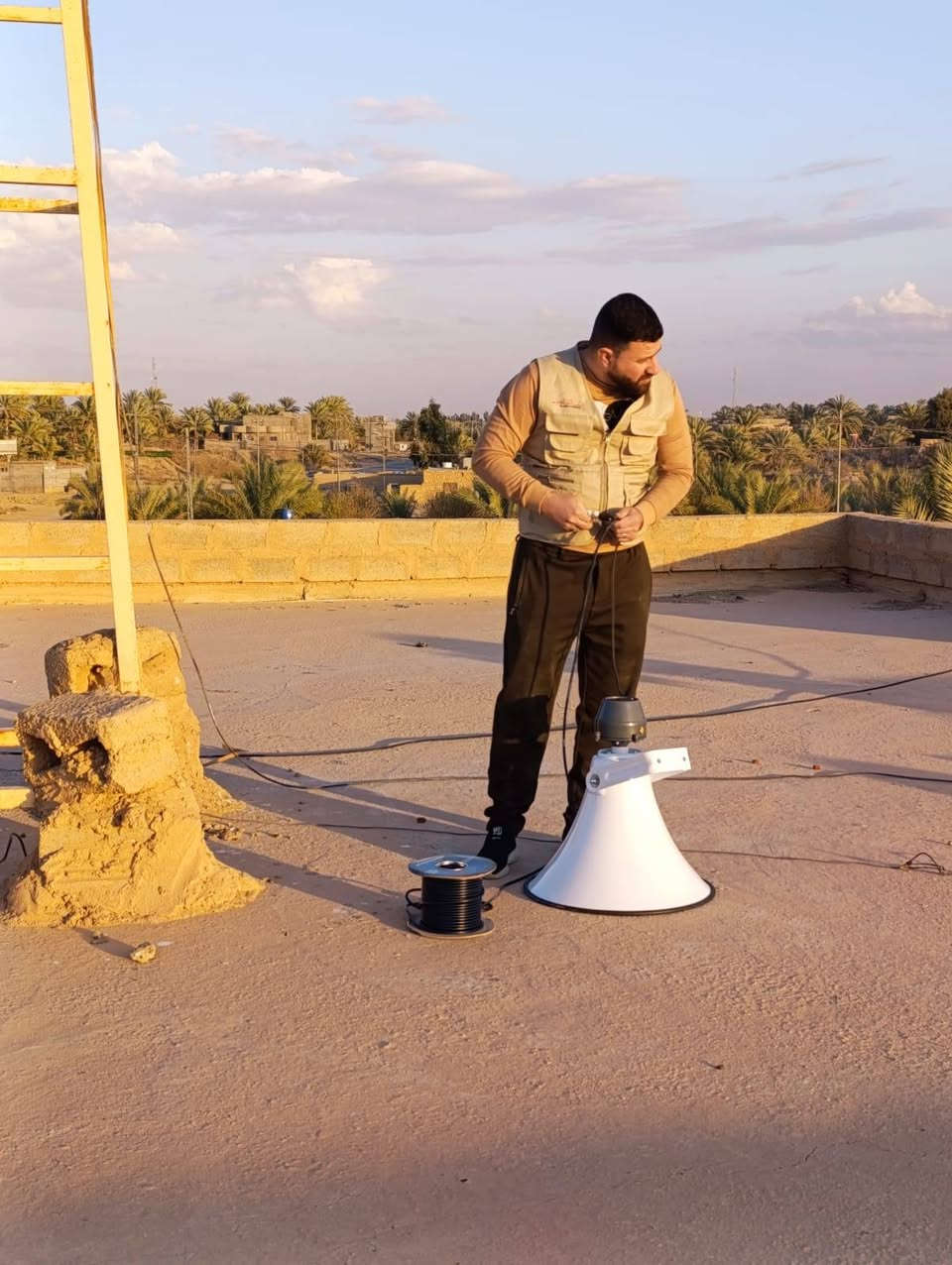 بسم الله و بحمده 
تم تجهيز  و نصب و ربط و تنظيم اجهزة 
جامع 🕌 الكريم في قرية النعيمية 
نسعى لرفع صوت الاذان و القرآن الكريم 🤲
بترتيب و اناقة و اتقان العمل %
                 مكتب الأمل 
             بالصوتيات الأول 
             ***********
