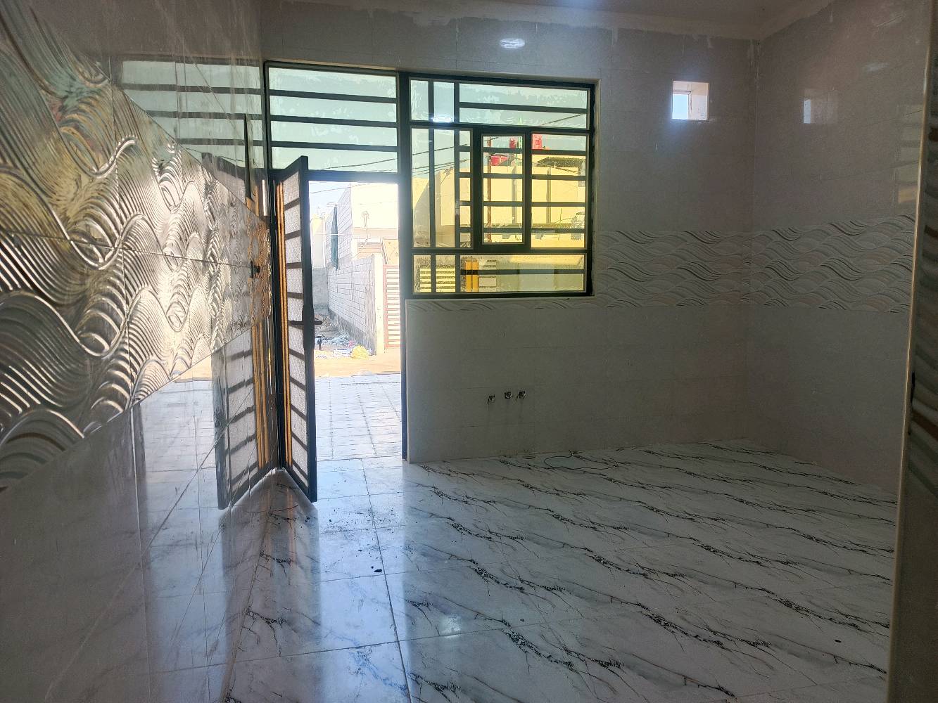 بيت للبيع مساحه 200متر سند 25 يحتوي علا غرفتين نوم صاله مطبخ حار بارد صحيات خارجيه وداخليه البيت جديد هستوه كمل بناء العنوان البصره شط العرب جزيره يوبه حي رايه 