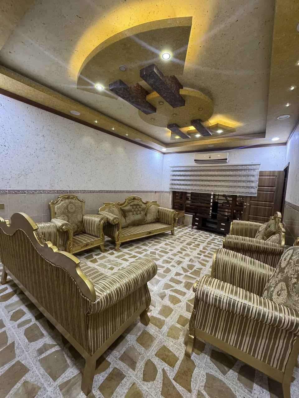 منزل مساحة 200متر للبيع في حي  #هفالان  ‏(مركز المدينة  اربيل) 
 خانوو بۆ فرۆشتن لەگەرەکی  #هەڤاڵان   
مساحة:- 200متر
  يتكون من :-
أستقبال 
 مطبخ 
هول
 صحيات 
4 غرف نوم
البيت #طابو يسجل بأسم اي شخص يحمل الجنسية العراقية 
‏📍موقع البيت:-هفالان  وجبة أولى قريب على الشارع  100متر￼ 
  —————————————
‏ للاستفسار 
كورك ***********📞
اسيا ***********📞
—————————————
📍موقع عقارات جميل:- اربيل هفالان خلف مطعم باب الحارة 
 https://maps.google.com/?q=36.194012,44.049461
—————————————
