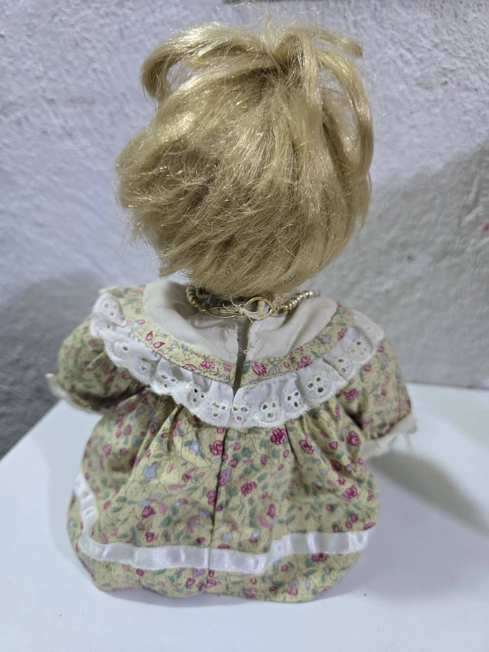 دمية بورسلين عتيقة انتيكة قطعة اصلية مختومة  (Vintage Porcelain Doll) تُعرف باسم "دانييلا" (Daniella) من مجموعة "The Classique Collection" الشهيرة
دمية خزفية نادرة  تُدعى "أليس" (Alice) من مجموعة The Promenade Collection الشهيرة. تم تصنيعها من البورسلين الناعم (Bisque Porcelain) وتتميز بملابسها الفيكتورية المزينة بالورود والدانتيل الأبيض. 
نظيفة جدا ترتدي قلادة مع اوراقهة الرسمية واماكن شرائها الاصلية متحمل الدمية ملصقًا يعود لـ مؤسسة القلب البريطانية (British Heart Foundation) مع هاشتاج #BoughtAtBHF، مما يوضح أنه تم شراؤها من متاجر الأعمال الخيرية التابعة للمؤسسة في المملكة المتحدة 
الحجم ٣٠ سم 
بيهة ضرر بالرأس من الخلف ممبين مغطي الشعر 
السعر 25 الف


**إذا كنت صاحب هذا الإعلان وتريد حذفه لأي سبب، رجاءا أرسل رسالة إلى الدعم الفني**