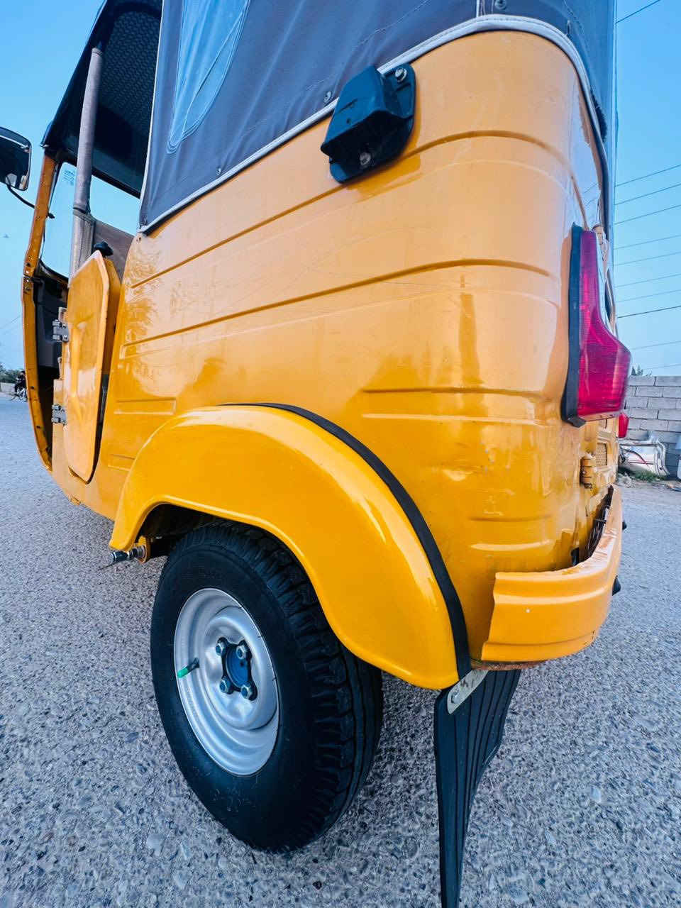 سلام عليكم تكتك 2020 شهر 12
شكل 21 ( مرقمه كامل بغداد نكليزي تحويل مباشر 🚦) 

تكتك جديده خير من الله / فقط دوس معمره 

تخم تاير جبلي سفريات جادر بوب 21 🫡

سعرها 6600 وبيها مجال حك جيه 

عنواني ديالى بعقوبه هـ ***********￼

          هـ ***********
