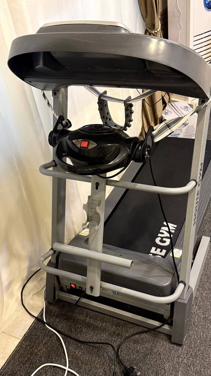 للبيع جهاز جري كهربائي ماركة HOUSE GYM (موديل T900) بحالة ممتازة ونظافة تامة، الجهاز مواصفاته عالية ويتحمل أوزان ثقيلة.
🛠 المواصفات التقنية:
• قوة الماطور: 4 حصان (4.0HP) (قوي جداً وهادئ).
• تحمل الوزن: يتحمل لغاية 140 كغم.
• السرعة: تصل إلى 14 كم/ساعة.
• المميزات: جهاز مساج (هزاز) مدمج + شاشة رقمية لقياس السرعة والسعرات والمسافة + قابل للطي.
💰 السعر:
250 ألف دينار عراقي


**إذا كنت صاحب هذا الإعلان وتريد حذفه لأي سبب، رجاءا أرسل رسالة إلى الدعم الفني**