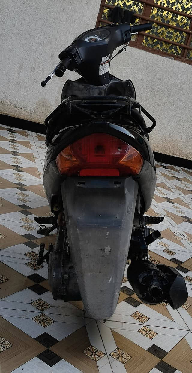 ادرس ياباني قديم كابريتر ...
سلف وهندر ..  كفرات نضافه 90% . شلعه ومعدل كهربائيات كلها شغاله . تايرات جديده ب 450 وبيها مجال... الشاري خاص او اتصل ***********
