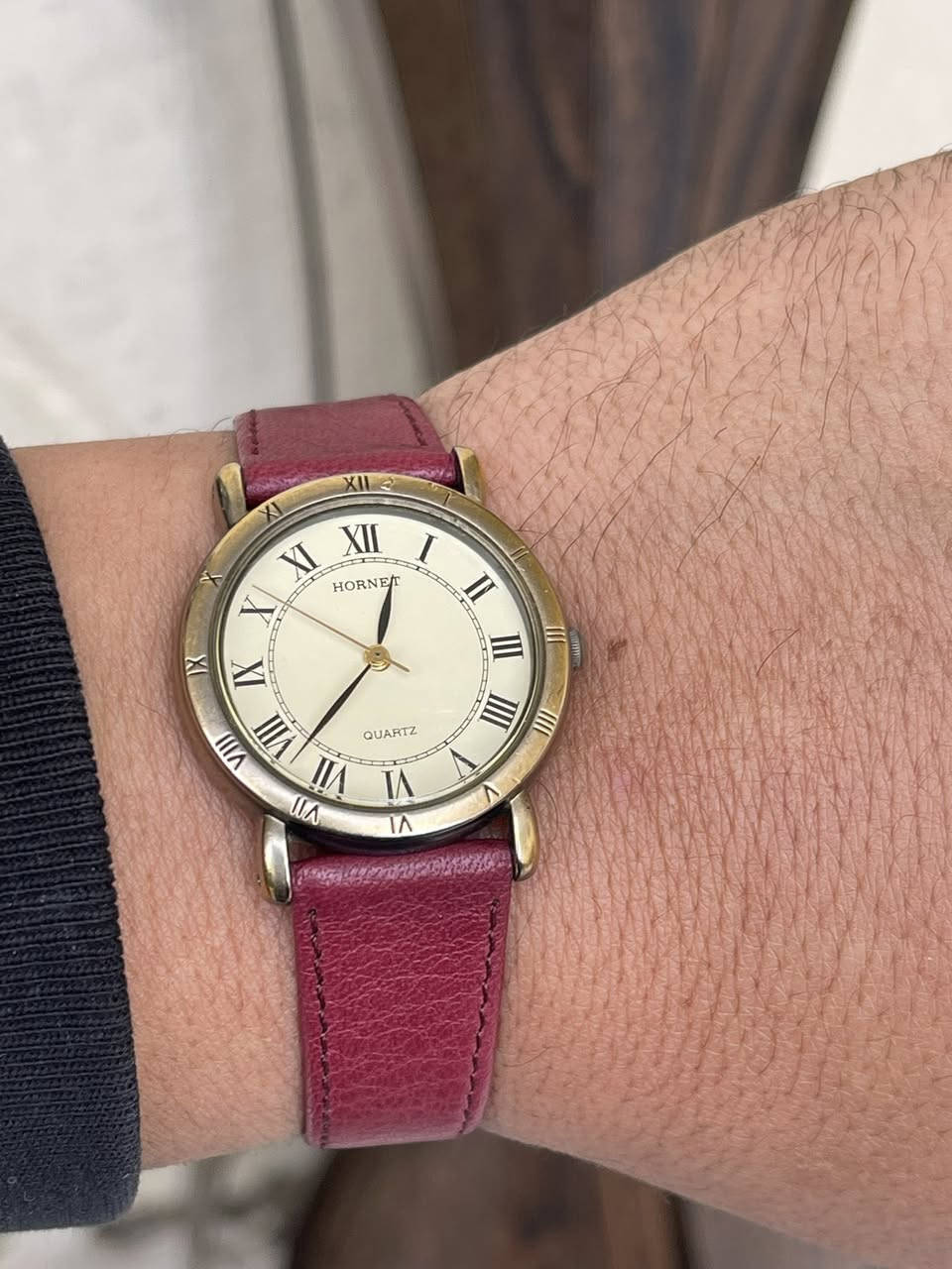 سلام عليكم
ساعة البيع 
ماركة HORNET ياباني اصلي 
قديم ارقام روماني كلاسك 
سير جلد اصلي مرن 
مختم يبان ضد ماء سنل ستيل اصلي 
مينه لون مميز 
تعمل دقة عالية 
سعر ٣٥ 
عنواني بغداد الدورة يوجد توصيل بغداد ولكل العراق 
***********
