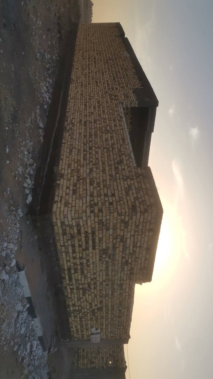 بيت للبيع مجمع اللؤلؤة طريق دغارة ديوانية طابوا زراعي مداور باسم المشتري يتكون من غرفتين صاله براني مطبخ مناور صحيات داخليه  وخارجية حديقه مساحة ٢٥٠ متر خدمات فول مي كهرباء مجاري تبليط
يقع على الشارع الرئيسي عرض ١٥
متر السعر ٤٢ مجال قليل للاستفسار ***********
