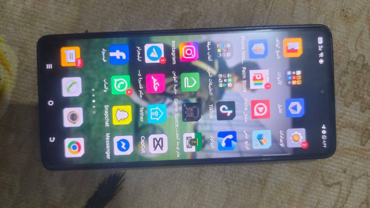 📦 للبيع: Tecno Pova 6 Pro 5G (نسخة الملوك 👑)الهاتف غني عن التعريف، يجمع بين التصميم الفضائي المستقبلي والبطارية العملاقة والأداء الممتاز للألعاب. الجهاز بحالة ممتازة وجاهز للاستخدام.🔥 أبرز مواصفات وحالة الجهاز:التصميم والظهر: الظهر الشفاف المميز بنظام إضاءة الـ LED التفاعلية (Dynamic-Light Effect) اللي تعطيك مظهر ألعاب رهيب وتتفاعل مع الإشعارات والمكالمات.البطارية (العملاق): بطارية ضخمة جداً بسعة 6000 مللي أمبير تدوم معك يومين من الاستخدام المكثف، وتدعم الشحن الخارق بقوة 70 واط (يشحن الهاتف بالكامل في وقت قياسي).الشاشة: شاشة AMOLED بمعدل تحديث 120Hz، ألوانها مبهجة وسلسة جداً في التصفح والألعاب.الأداء والشبكات: يدعم شبكات الجيل الخامس 5G بالكامل، ويقدم أداء قوي وثابت في الألعاب بفضل المعالج المخصص والمعزز بنظام التبريد.الكاميرا: كاميرا خلفية فائقة الوضوح بدقة 108 ميجابكسل لتفاصيل صور واضحة جداً.📌، أخو الجديد، بدون أي مخوش أو عيوب الملحقات: [كرتونه الاصلي وشاحنته الاصليه، الشحن السريع 70 واط، الكفر]السعر المطلـوب: [300 وبي مجال حك الجيع]📞 للتواصل والاستفسار:[***********]
