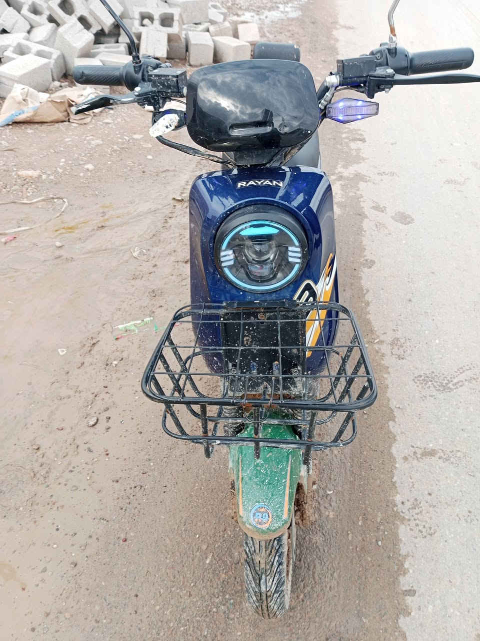 سلام عليكم دراجه نوع ار9 ريان موديل 25 للبيع دراجه مواصفاتها معروفة خمس بطاريات سعره400الف و بيه مجال للطيبين رقم الهاتف ***********
