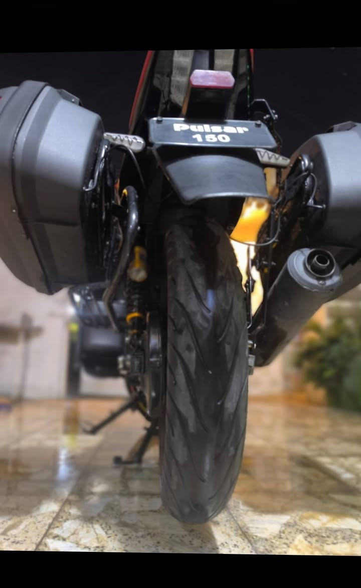 السلام عليكم بولسر نيون موديل ٢٢ محرك ١٥٠cc مدفوع الكمرك واوراق اصوليه مزوده بغراض جنط خلفيه ودبلات خلفيه غازيه وتاير عريض وبلوجكتر اصفر ناصي عالي ابيض  مكفول المحرك من الفتح الدراجه بعده جديده  المكان الحريه الدور السعر مليونين وبيه مجال للاستفسار
***********
