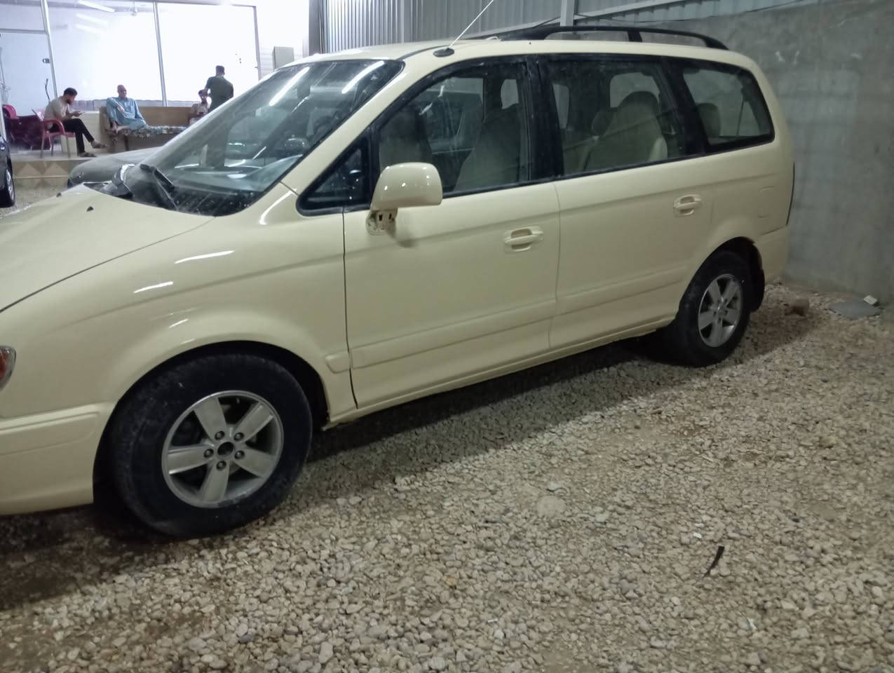سلام عليكم هونداي ترانجيت للبيع موديل 2006 مكينة 6سلندر 2700 سبعه راكب رقم بغداد باسمي سنويه وهزه جديدة لحد 2031 مكفوله كفاله من الحادث فقط صبغ جماليه كير مكينة حداديه تخم تاير كله جاهزه نقص تبريد السعر 68 وبيه مجال قليل الاتصال على الرقم//***********//*********** بيهن واتساب 
مكاني بابل الحله مركز المدينة
