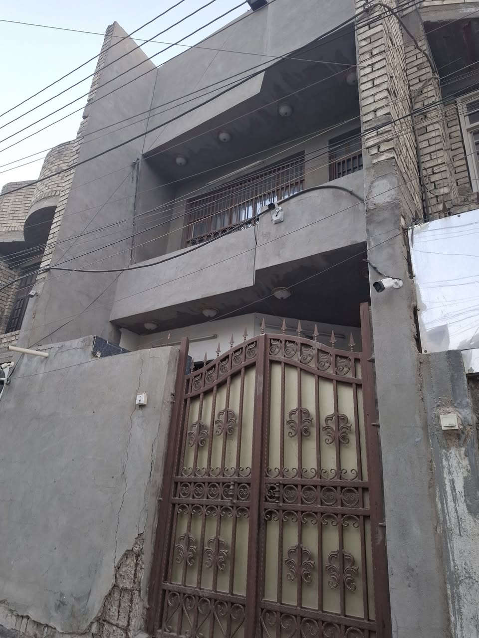 دار للبيع 100 متر طابو واجهة 5 ونزال 20 ، بناء سنة 2016 ، في بغداد / منطقة البلديات ( UN ) ، بأسمي . البيت فارغ ، جاهز للسكن .

اقرب نقطة دالة صيدلية الشفاء العالمية .

داخل فرع عرض الفرع  10 م .

الطابق الارضي يحتوي على ( صالة ، حولي ، درج دائري ، خدمات ،منور ،  مطبخ ) ، الارضية مرمر .

الطابق الاول يحتوي على ( غرفة نوم كبيرة ، درج دائري كرانيت / و محجر المنيوم ، خدمات ، غرفة ثانية كبيرة ) ، والارضية مرمر .

الطابق الثاني يحتوي على ( بيتونة كبيرة ومخزن ) ، والارضية مرمر ، السطح مطبك شتايكر .

الابواب الخارجية حديد ، والابواب الداخلية خشب صاج ، الشبابيك حديد .

السعر 325 مليون ديناؤ عراقي بيه مجال بسيط

للاتصال واتس اب ***********
