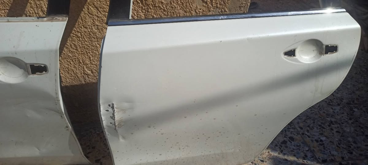 سلام عليكم
عندي هاي البابين للبيع  مكاني بغداد مال نيسان التيما 18 ابيض صدفي باب السايق وخلف السايق بيهن شخوط حادث بسيط 
حسب ما موضح بالصور 
الي ايفيدنة قيم وأخذ 
***********
